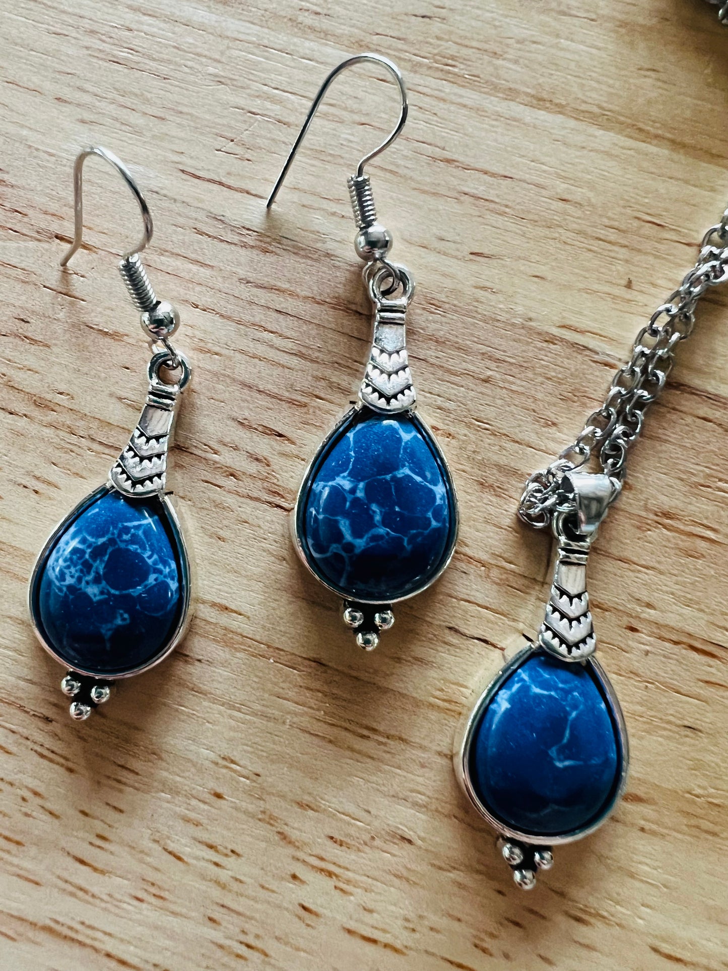 Dyed Howlite Pendant Earring Set