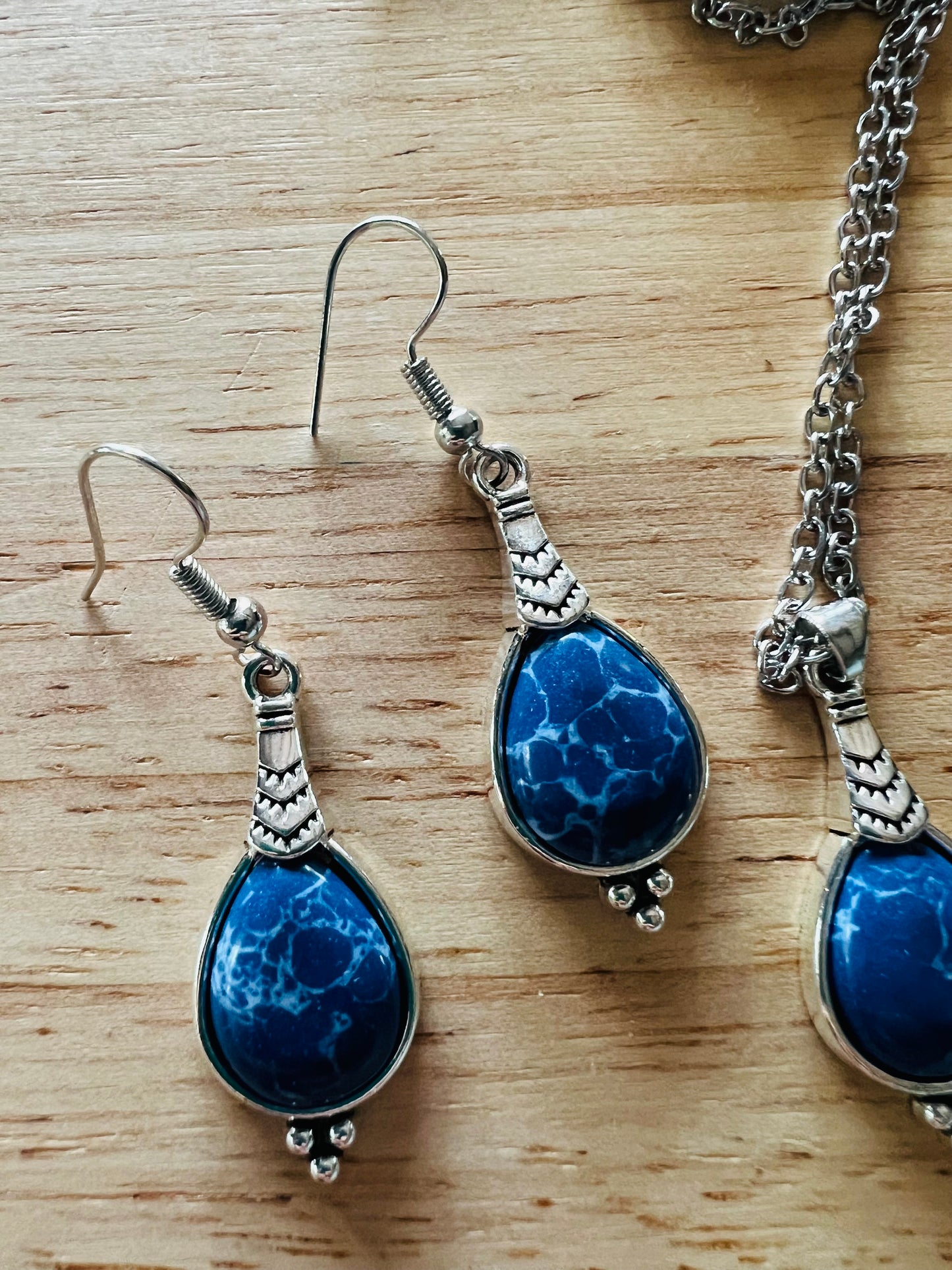 Dyed Howlite Pendant Earring Set