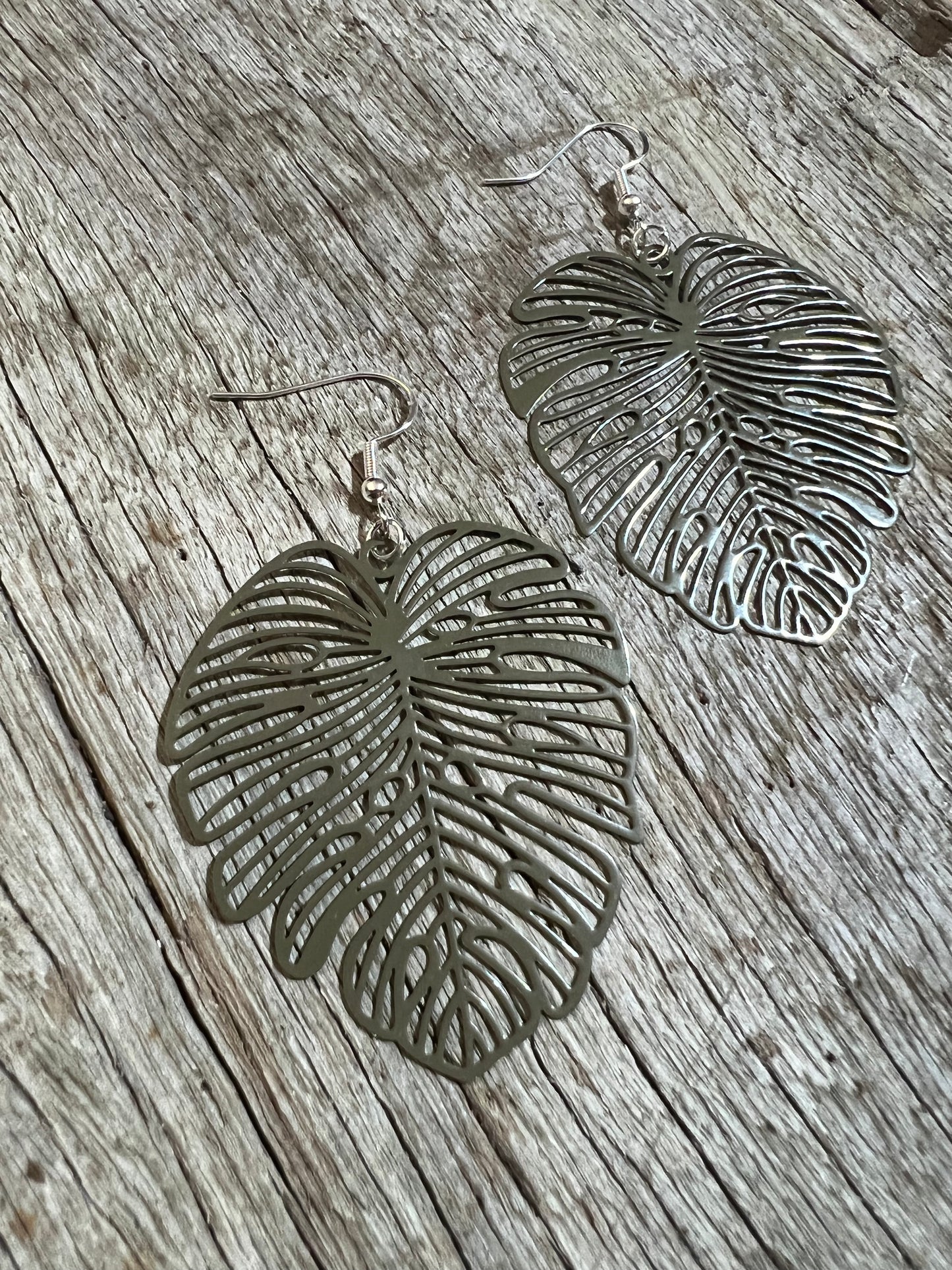 Khaki Large Monstera Leaf Filigree