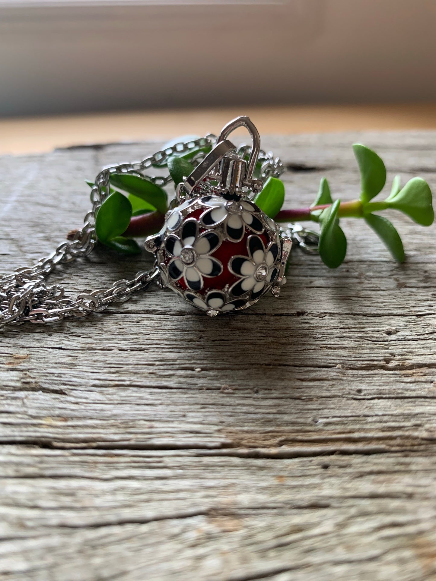 Black/White Flower Oil Diffuser
