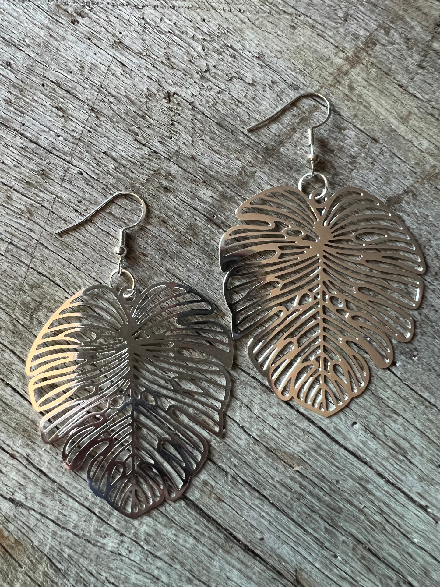 Shiny Silver Large Monstera Leaf Filigree