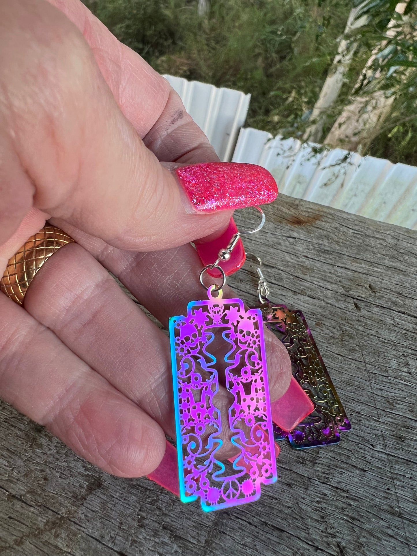 Iridescent Razor Blade Filigree