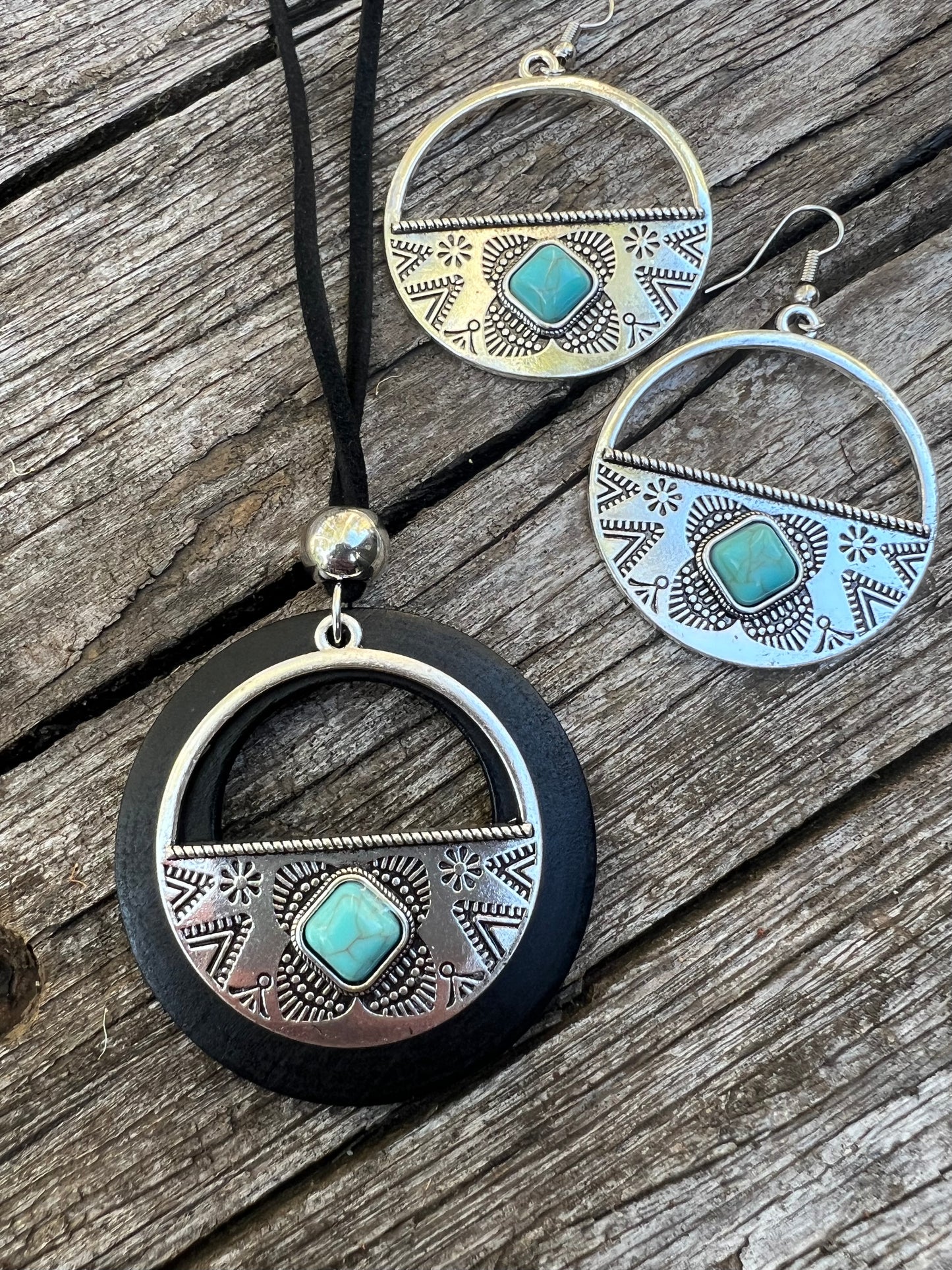 Silver Dyed Turquoise Wood Set